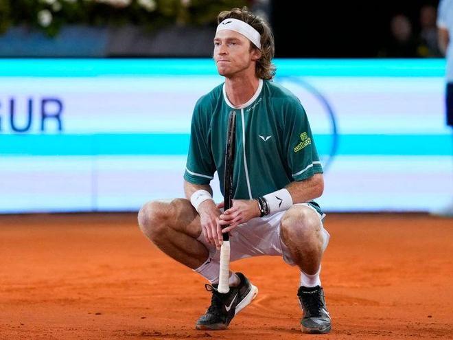 帮助她在关 帮助她在关